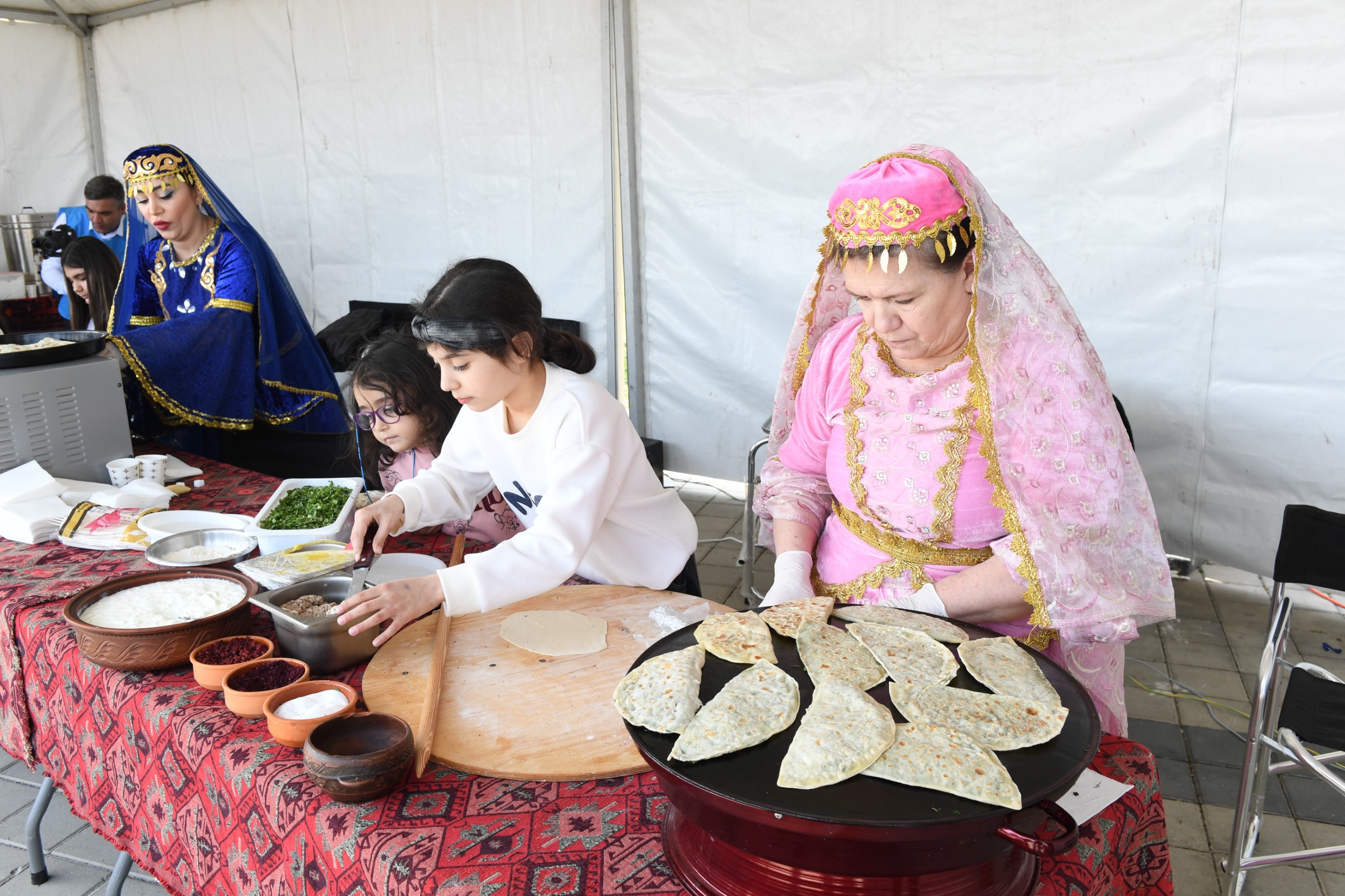 Bakıda Xəzərin suları avarçəkmə və yelkənli qayıqlarla bəzəndi (FOTO)